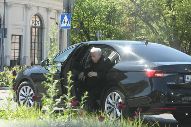 Jarosław Kaczyński na cmentarzu nie był sam. Pewna kobieta nie odstępowała go na krok