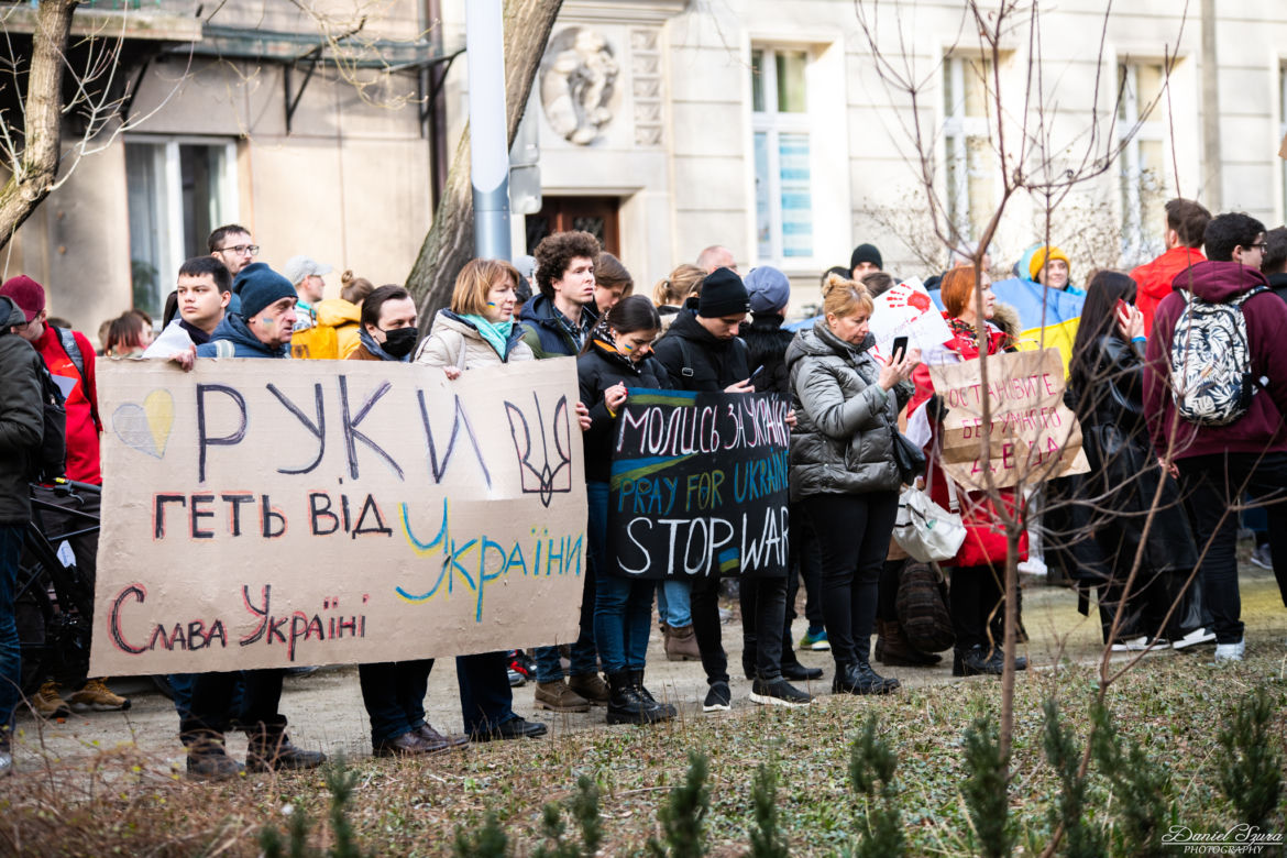  Kraków solidarny z Ukrainą. Setki osób przyszło na manifestację [ZDJĘCIA]