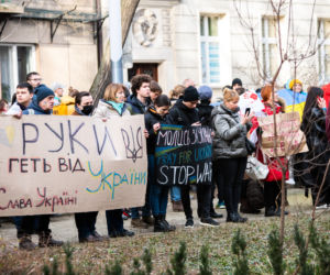  Kraków solidarny z Ukrainą. Setki osób przyszło na manifestację [ZDJĘCIA]