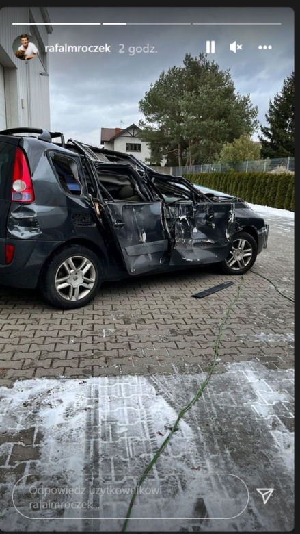 M jak miłość na planie. Samochód Pawła (Rafał Mroczek) po wypadku