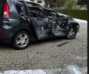 M jak miłość na planie. Samochód Pawła (Rafał Mroczek) po wypadku