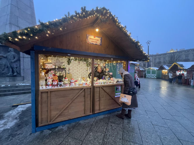 Pokémony, różowe gofry i zaskakujące różnice w cenach. Porównaliśmy łódzkie jarmarki