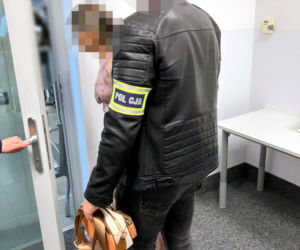Bezczelna złodziejka chciała dać nogę do Dubaju. Zakuli ją w kajdanki na lotnisku