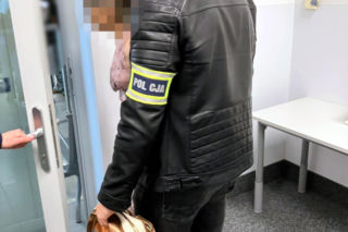 Bezczelna złodziejka chciała dać nogę do Dubaju. Zakuli ją w kajdanki na lotnisku