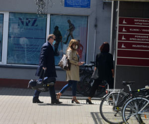 Joanna i Jacek Kurscy pojechali do szpitala zaszczepić Anię