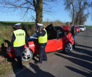 Tragiczny wypadek na Kociewiu. W Dąbrówce 16-latek wypadł z kabrioletu i zginął