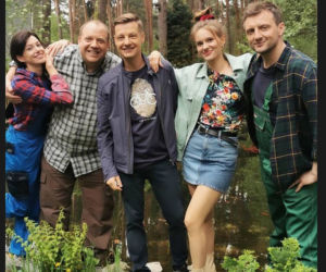 M jak miłość. Tadeusz (Bartłomiej Nowosielski), jego kochanka Ola (Justyna Karłowska), Franka (Dominika Kachlik), Paweł (Rafał Mroczek), Bartek (Arkadiusz Smoleński)