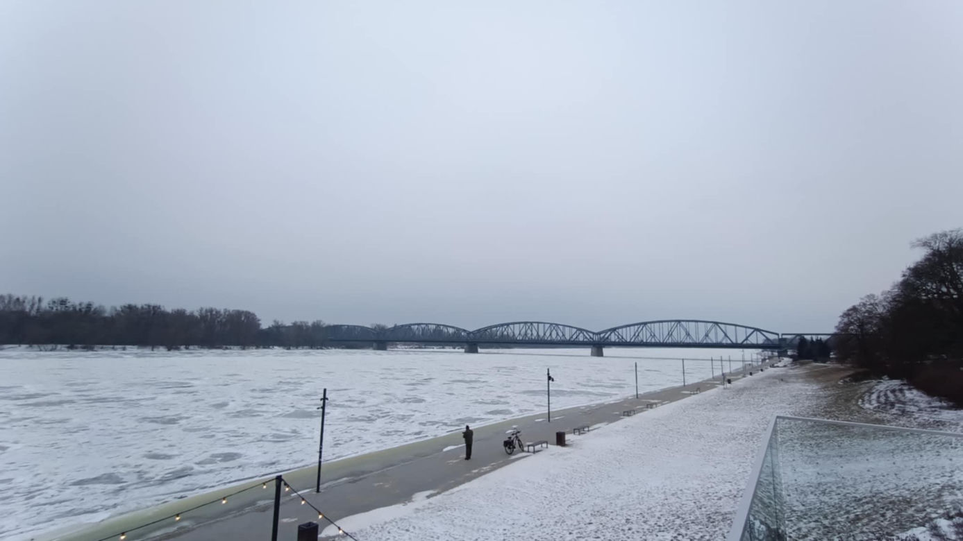 W Toruniu zamarzła Wisła