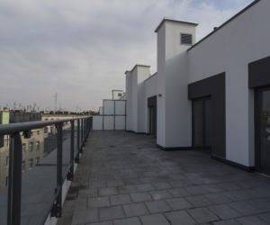 Taras na najwyższej kondygnacji apartamentowca we Wrocławiu 