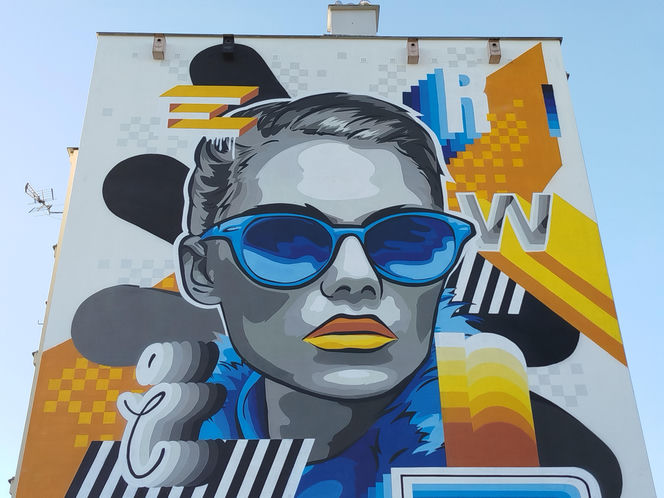 Nowy mural z kobiecą postacią na ścianie bloku przy ulicy Kaszubskiej 2 w Siedlcach. Zobacz zdjęcia!
