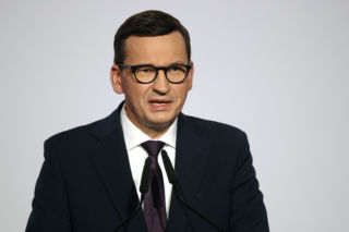 Nowe obostrzenia od wtorku 25 stycznia? Rząd PRZERWIE ferie?! Mateusz Morawiecki o możliwych decyzjach