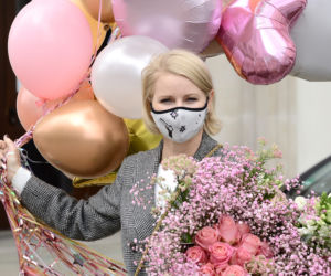 Małgorzata Kożuchowska zasypana kwiatami