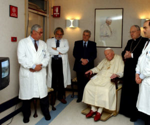 Jan Paweł II w szpitalu Gemelli Polyclinic w 2005r.