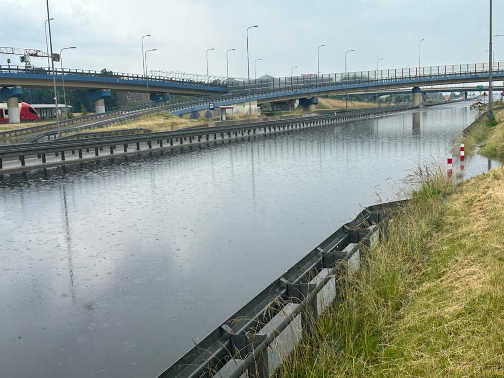 Totalna nawałnica w Warszawie. Samochody zatonęły na drodze