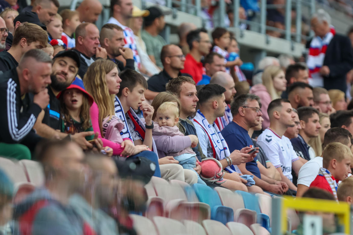 Sportowe emocje na trybunach podczas meczu Górnik Zabrze - Piast Gliwice
