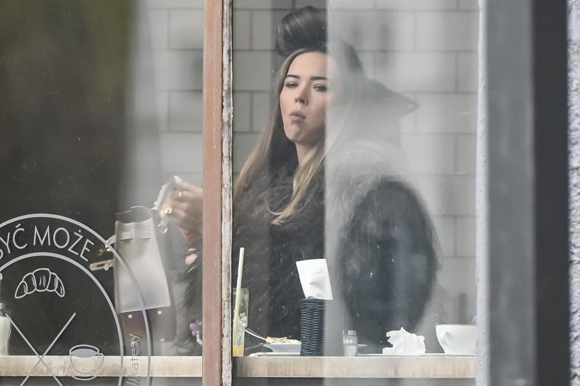 Sandra Kubicka w wałku na głowie