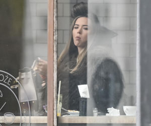 Sandra Kubicka w wałku na głowie