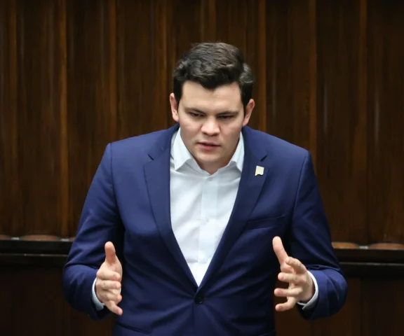 Najmłodszy poseł znów w tarapatach. Ujawniono szokujące dokumenty