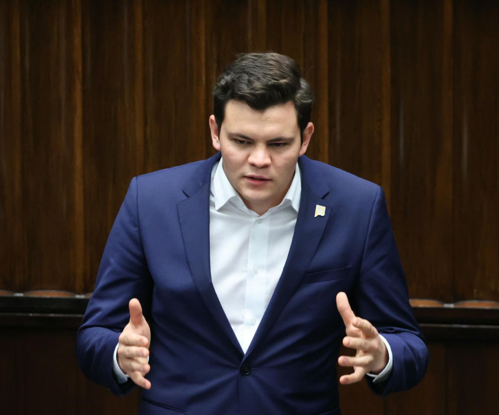 Poseł Adam Gomoła przemawia, wykonując gesty dłońmi. O kontrowersjach wokół wydatków posła przeczytasz na SE Polityka.