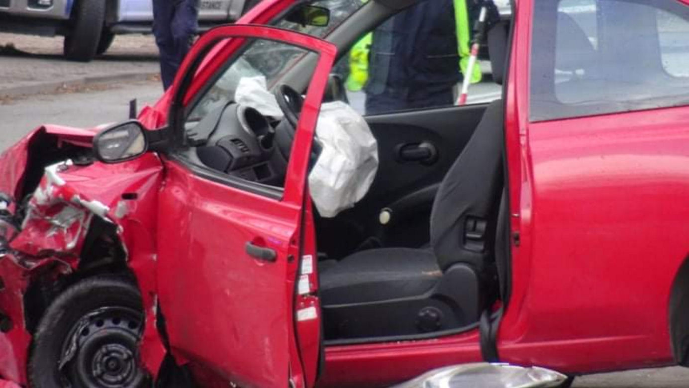 Wypadek w Rembertowie, auta roztrzaskały się czołowo. Ratownicy reanimowali kierowcę