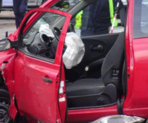 Wypadek w Rembertowie, auta roztrzaskały się czołowo. Ratownicy reanimowali kierowcę