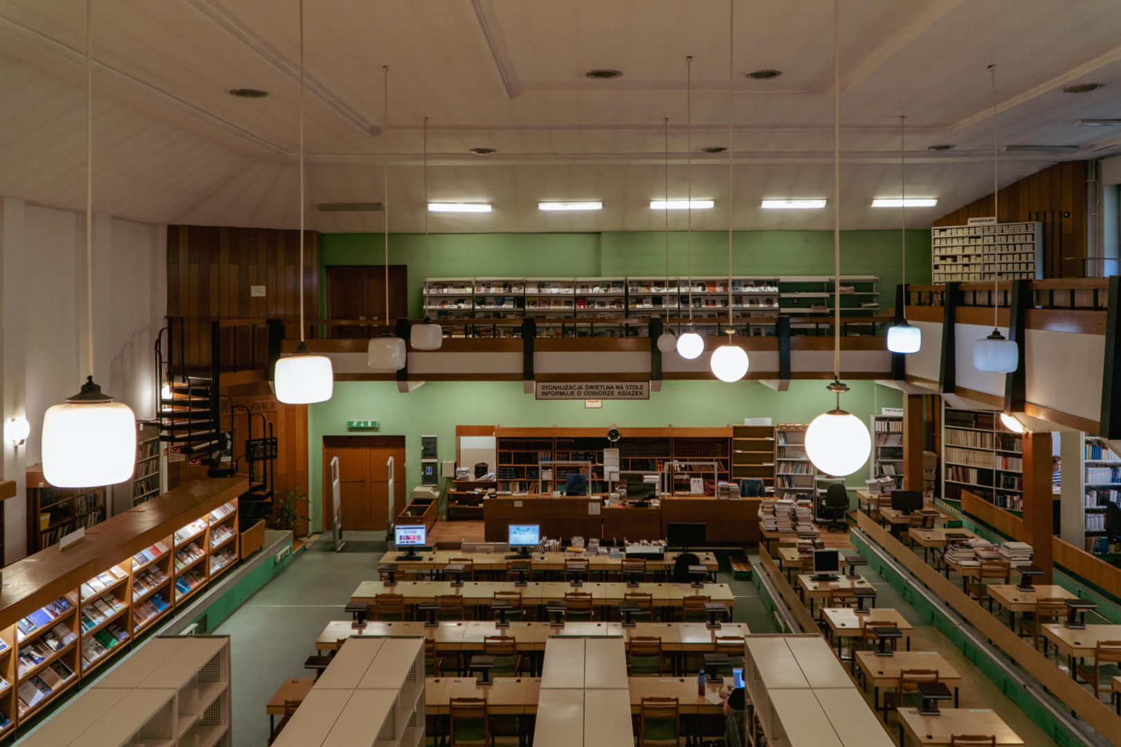 Biblioteka Uniwersytetu Opolskiego - zdjęcia. Zobacz zachowane wnętrza z lat 70.