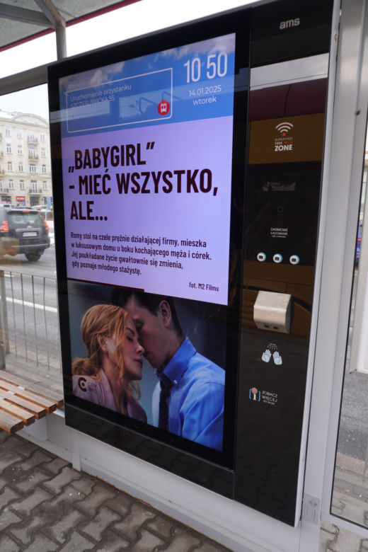 Nowoczesny przystanek Digital Citylighty na warszawskiej Woli