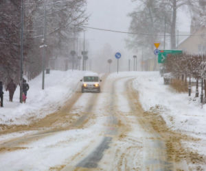 Ostróda w centrum śnieżycy. Burmistrz nocą ratował ludzi. Kierowcy nocowali w urzędzie