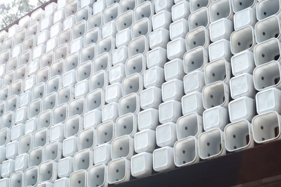 Recykling w architekturze. Elewację tej biblioteki wykonano z pudełek po lodach