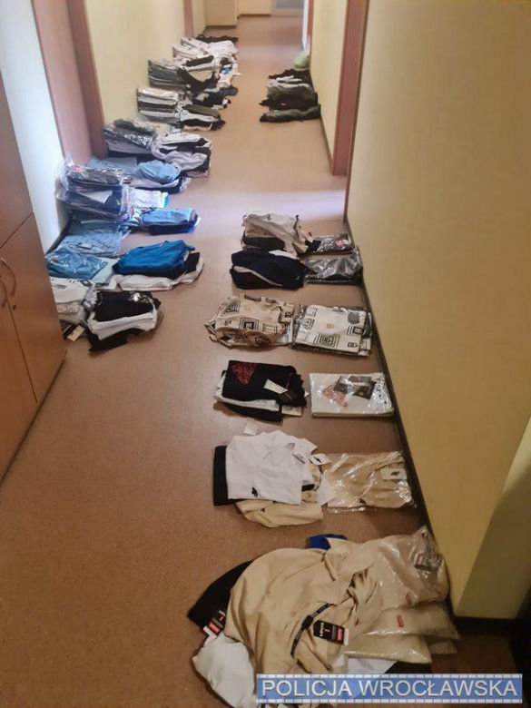 Wrocław. Zatrzymano parę sprzedającą podróbki odzieży na Dworcu Świebodzkim