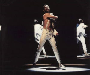 To najbardziej znany solowy utwór Freddiego Mercury’ego. “Living On My Own” to klasyk do dziś!