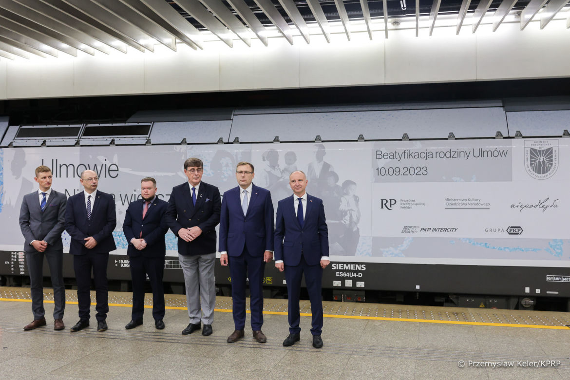 Lokomotywa z grafiką o Rodzinie Ulmów