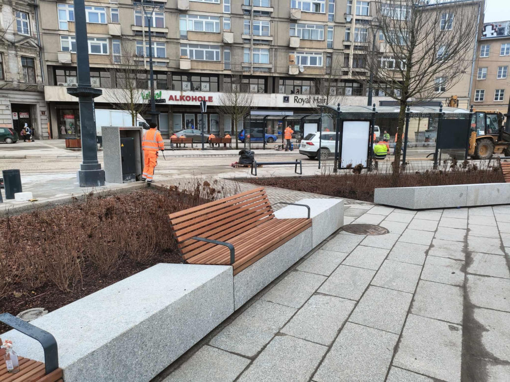 Plac wolności kilka dni przed otwarciem! Już odwiedzają go pierwsi łodzianie [ZDJĘCIA]