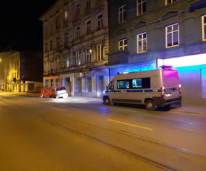 Łódź. 45-latek zginął na Zgierskiej w Boże Ciało! Jego daewoo matiz rozbił się o latarnię [ZDJĘCIA]