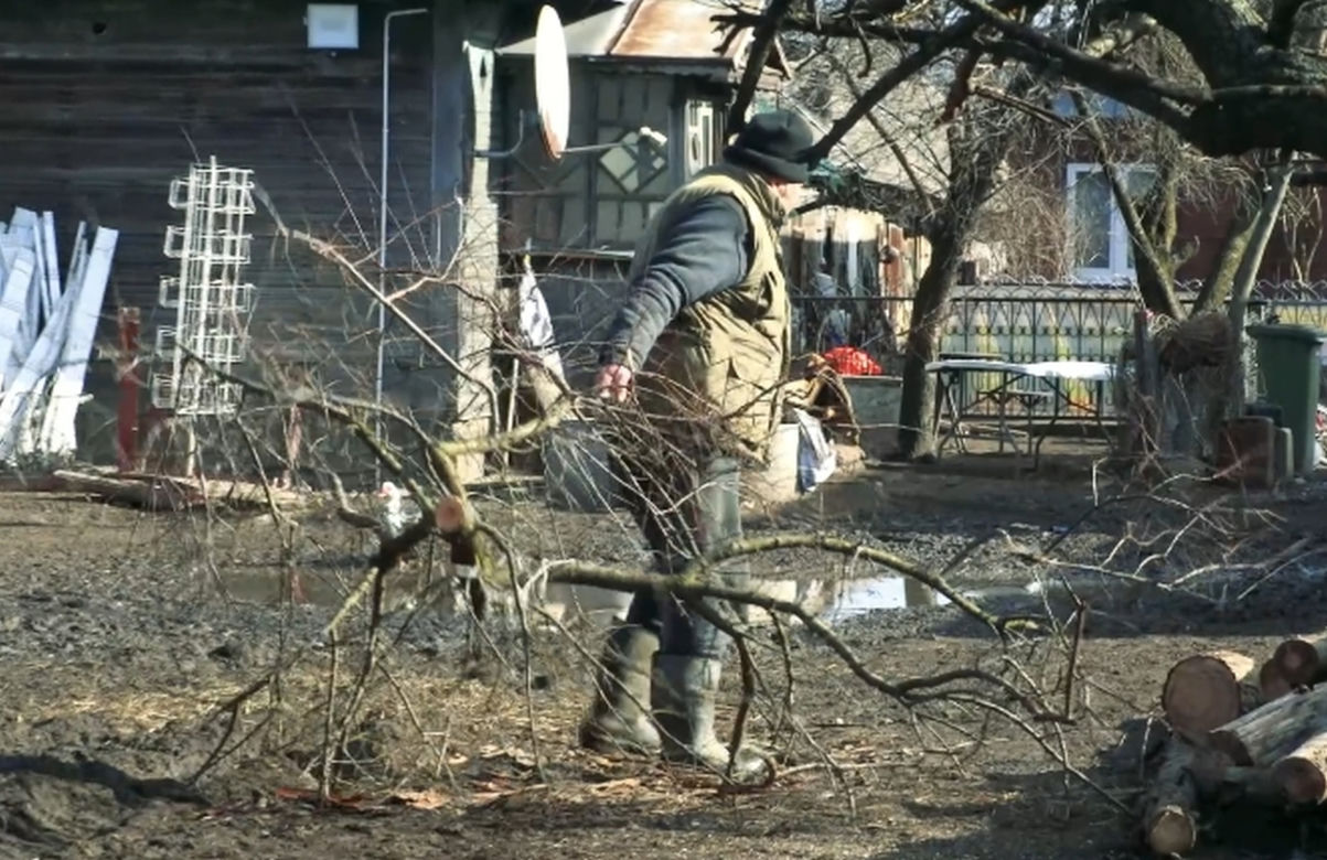 Rolnicy. Podlasie. Andrzej: "To wszystko poobcinaj! Na łyso zrób!". Porządkowanie podwórka w Plutyczach