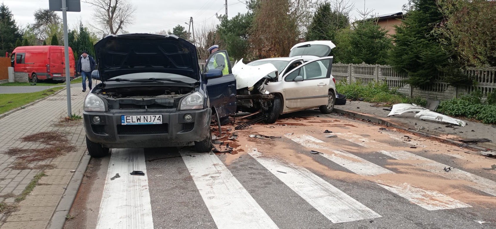 Wypadek koło Brzezin. Zderzenie trzech aut. Volkswagen przebił betonowy płot
