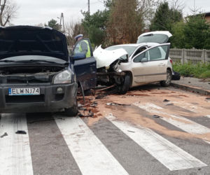 Wypadek koło Brzezin. Zderzenie trzech aut. Volkswagen przebił betonowy płot