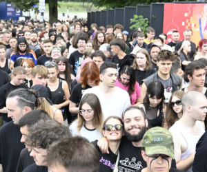 Fani i fanki czekają na System of a Down i Queens of the Stone Age! Zobacz zdjęcia spod PGE Narodowego