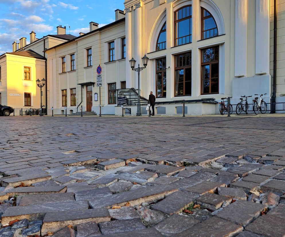 Koniec z dziurami na Placu Dworcowym w Tarnowie? Prezydent zdradza datę remontu!