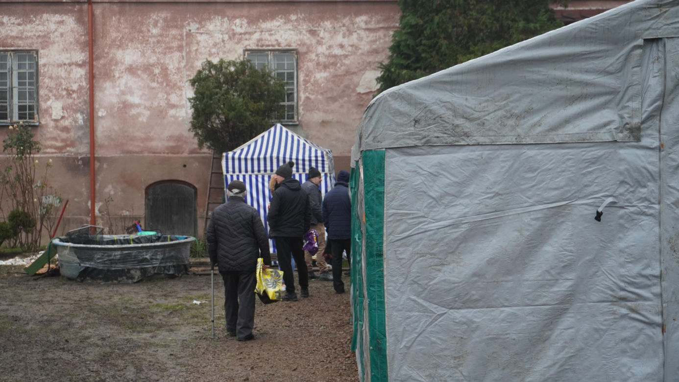 Benedyktynki sprzedają ekologiczne karpie w XIII-wiecznym klasztorze w Staniątkach. To już wielowiekowa tradycja 