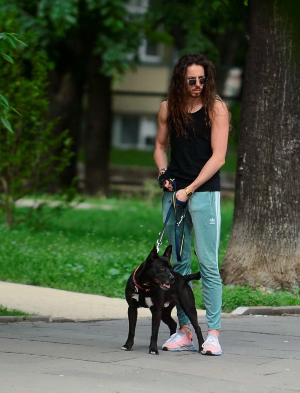 Michał Szpak na spacerze ze swoim adoptowanym kundelkiem