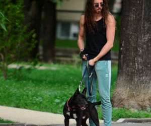 Michał Szpak na spacerze ze swoim adoptowanym kundelkiem