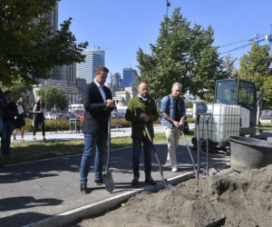 Trzaskowski z łopata w centrum miasta