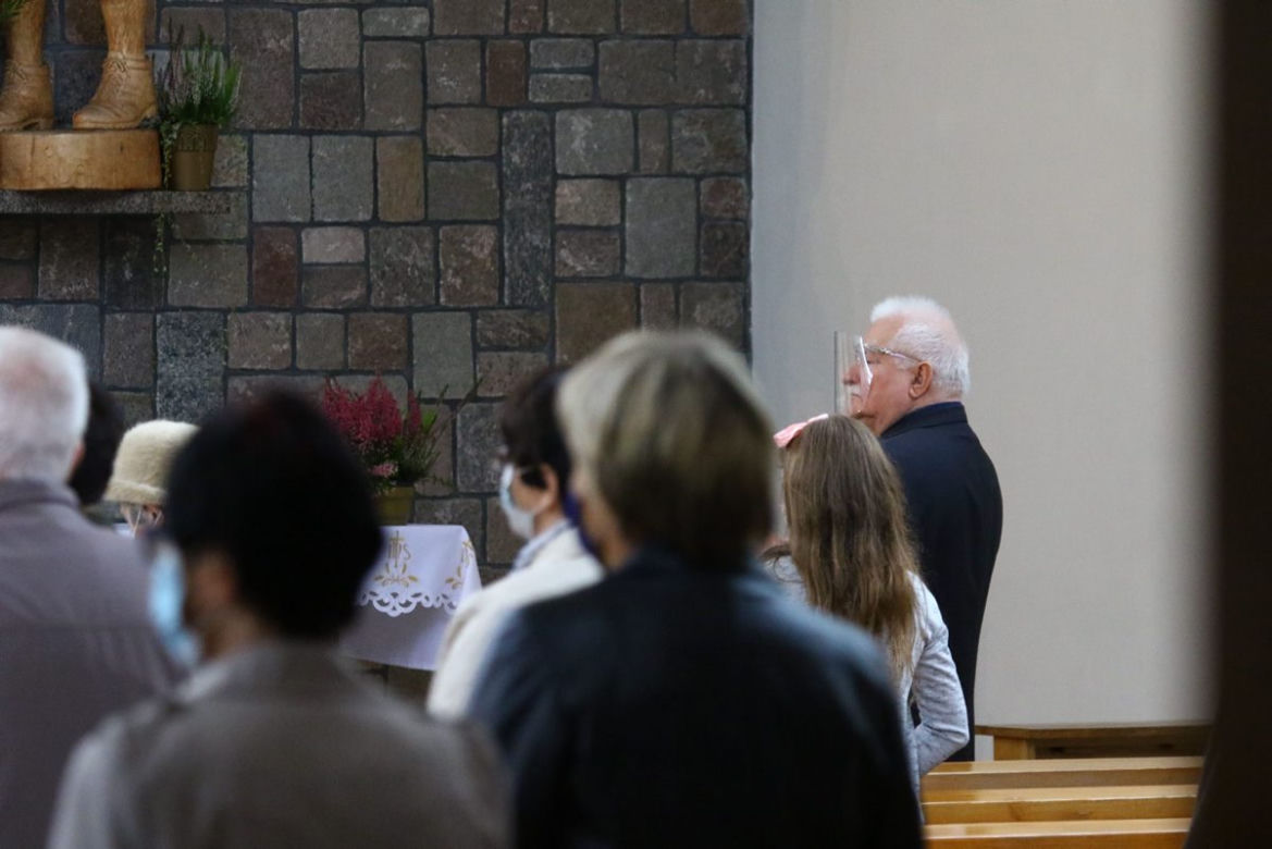 Lech Wałęsa na mszy świętej