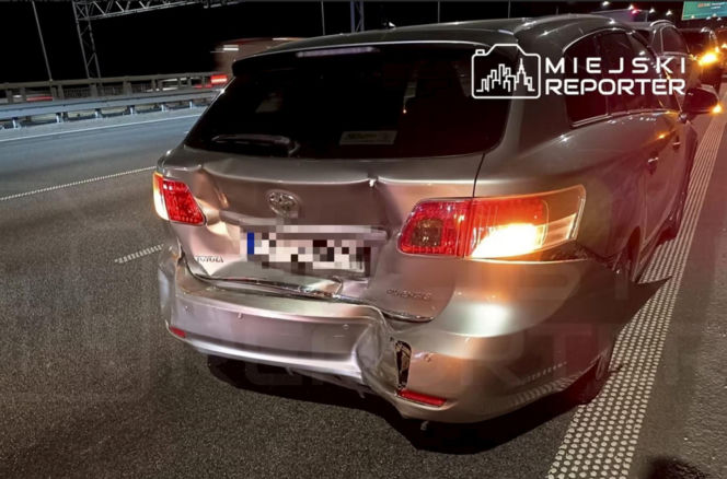 Karambol na S2 po wybuchu agresji drogowej, kierowcy zajeżdżali sobie drogę