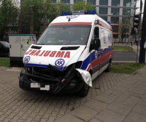 zderzenie osobówki z karetką pogotowia