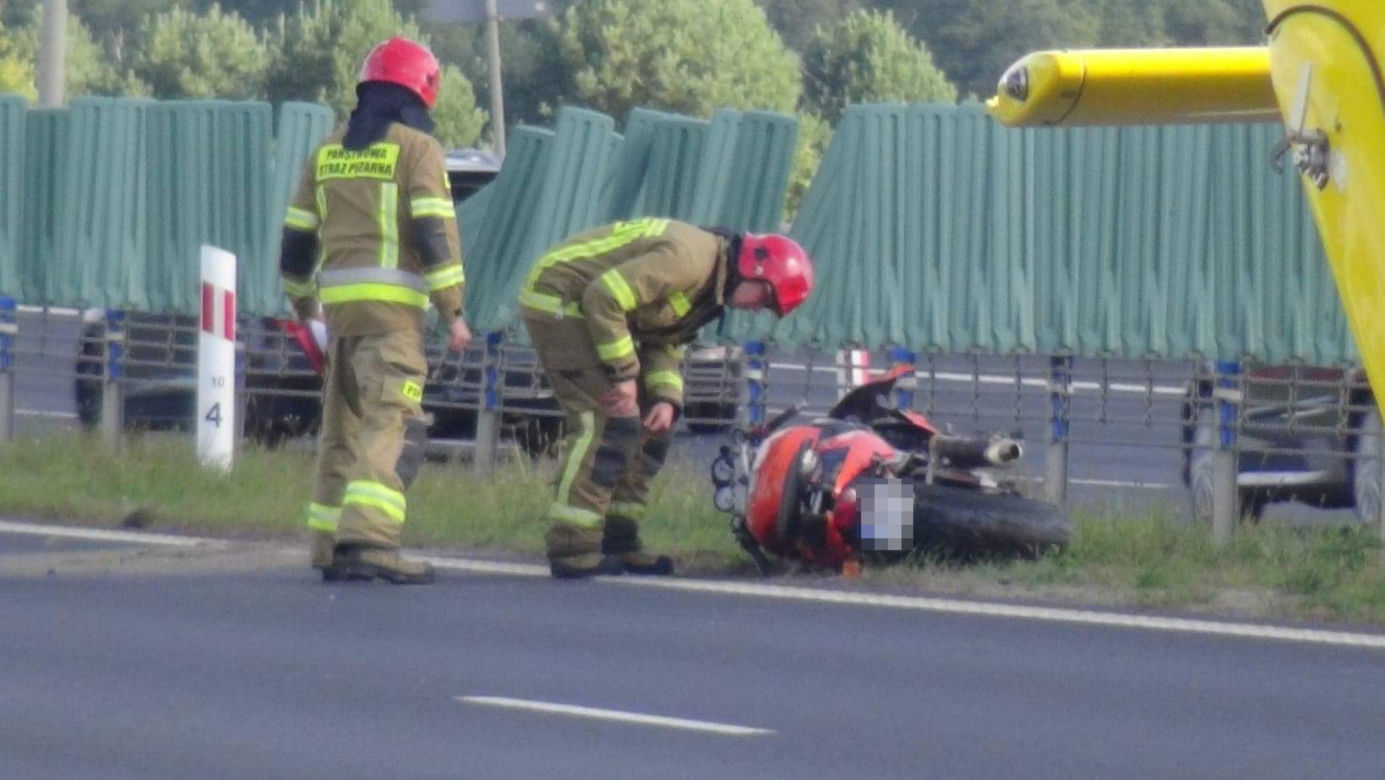 Tragiczny wypadek na S8 pod Wołominem. Motocyklista huknął w bariery, nie żyje