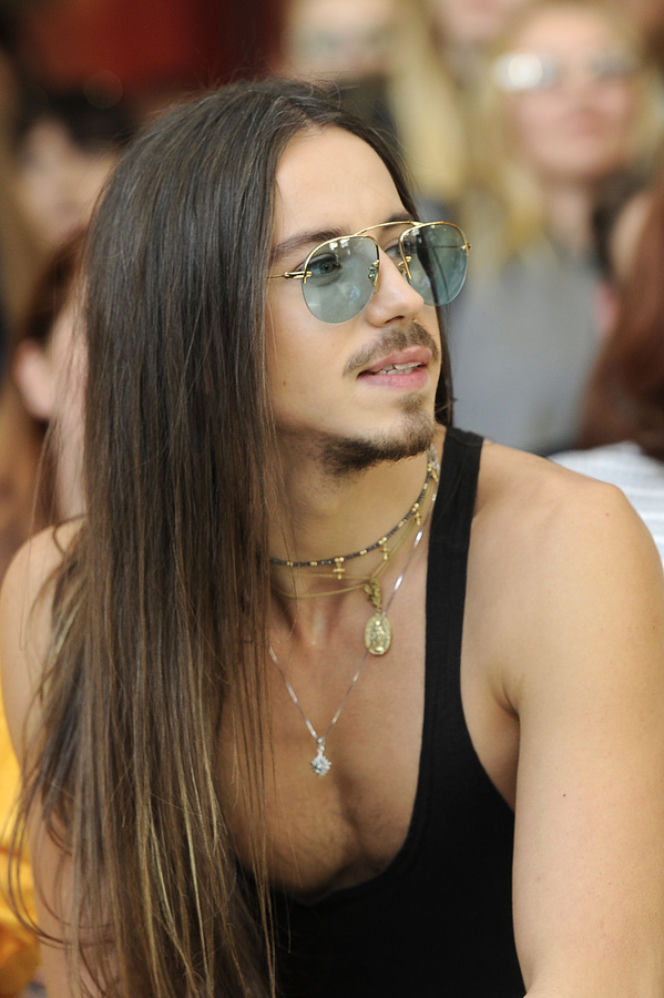 Michał Szpak w towarzystwie Rosati, Zielińskiej, Sablewskiej i Honey na imprezie kosmetycznej