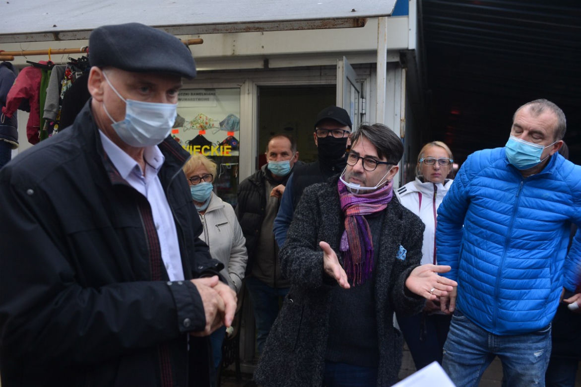 Przyszłość handlarzy z bazarku na Gocławiu jest w ich rękach