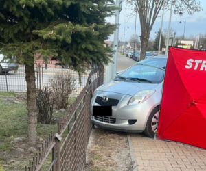 Nie żyje kobieta, która wjechała w ogrodzenie komisariatu